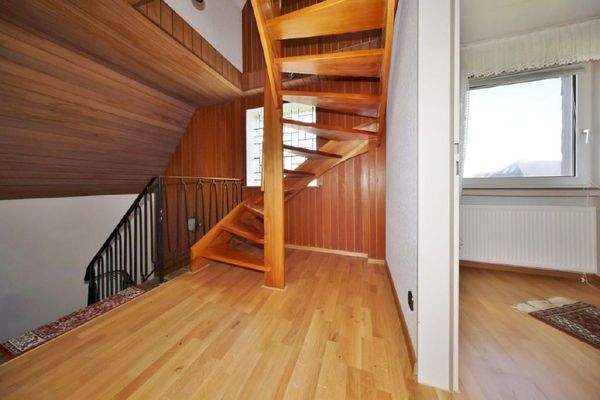 Treppe zum Dachgeschoss