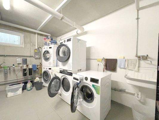 Waschküche mit eingenen Maschinen