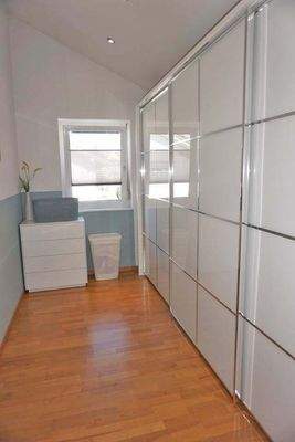 Ankleidezimmer neben dem Schlafzimmer