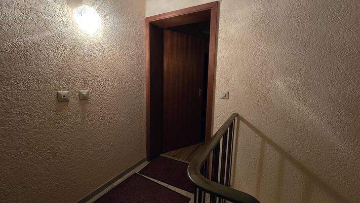 DG Treppenhaus mit Wohnungseingangstür