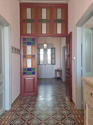 Kreta, Kalyves: Elegante neoklassizistische Villa am Meer zu verkaufen