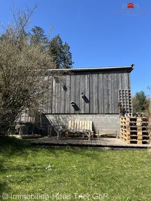 Rückseite Carport mit Terrasse