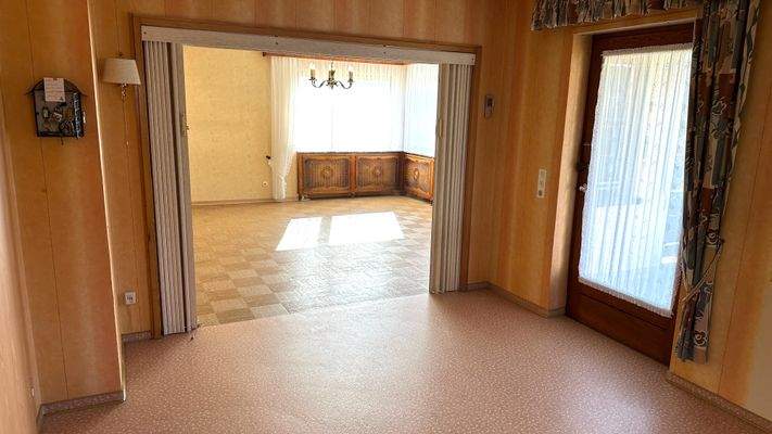 Ausgang zur Terrasse zwischen Wohnzimmer und Esszimmer