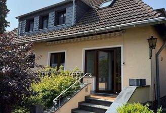 Rückansicht mit Zugang zur Terrasse