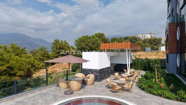 Sea and City-View Flats in a Complex with Pool in Alanya