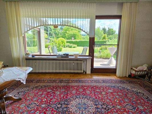 Wohnzimmer mit Blick zur Terrasse