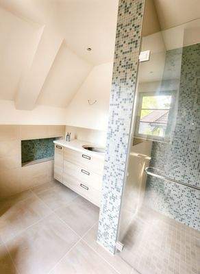 Ist-Zustand Badezimmer mit bodengleicher Dusche / Current state of the bathroom with walk-in shower