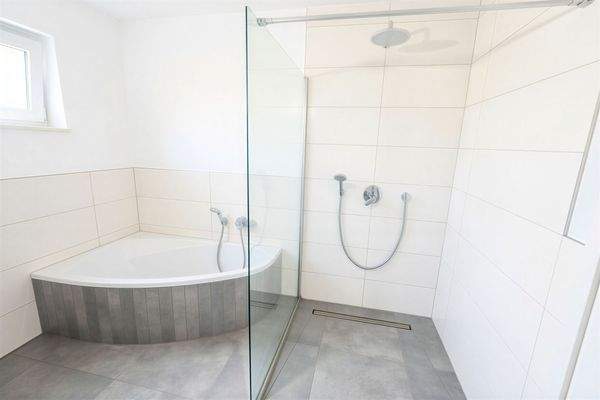 Badewanne und Dusche