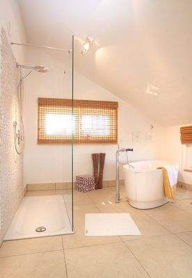 Moderne Badewanne & Dusche