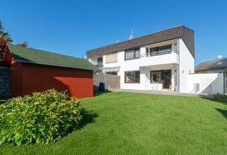 Hausansicht und Garten