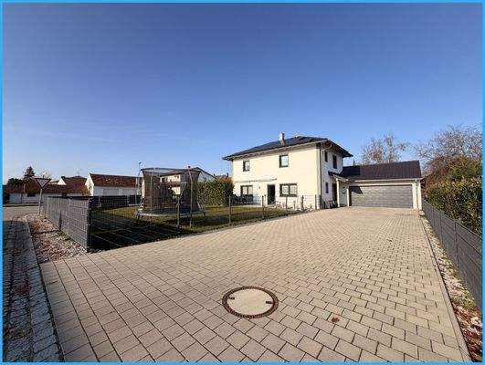 mit eigener Spielstrasse