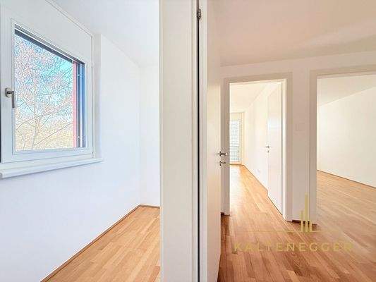 Links Abstellraum, geradeaus Schlafzimmer 1 + 2