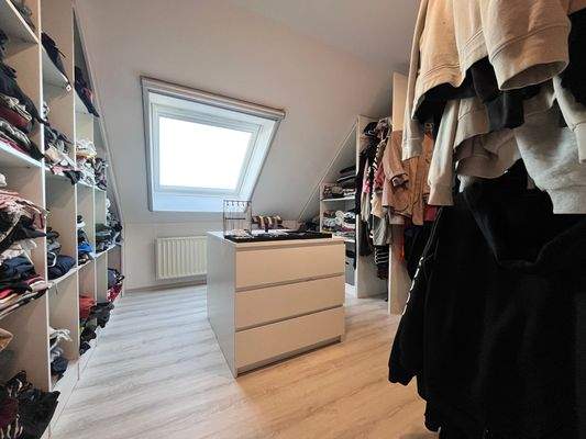 Begehbarer Kleiderschrank oder Büro OG