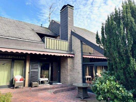 Die große Terrasse mit Blick ins Grüne