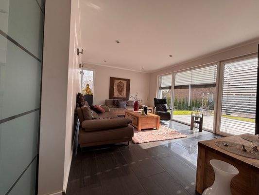 Helles Wohnzimmer mit Gartenblick