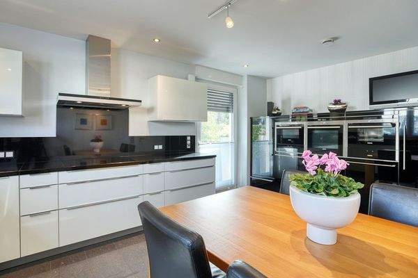 Küche mit Ausgang zum Garten