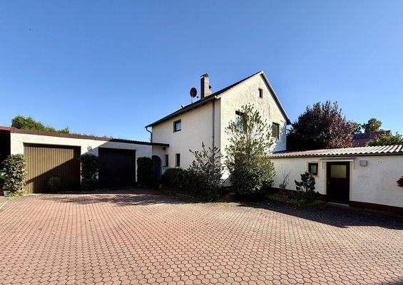 weitläufiger Eingangs- und Hofbereich