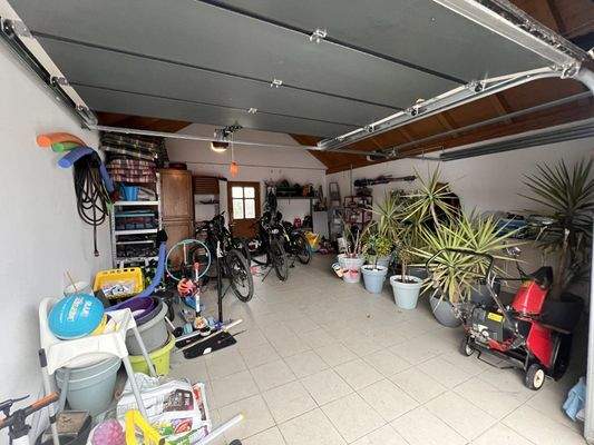 Vielseitiger Hobbyraum mit durchdachter Raumaufteilung und fest verbauten Stauraumlösungen