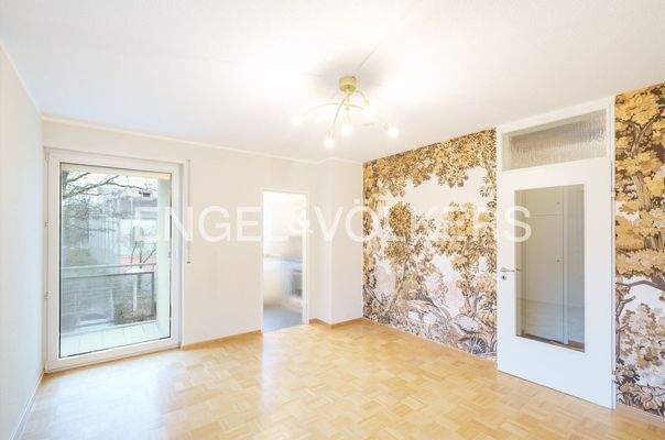 Wohnzimmer mit Zugang zum Balkon