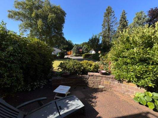 Aussicht von der Terrasse in den Garten