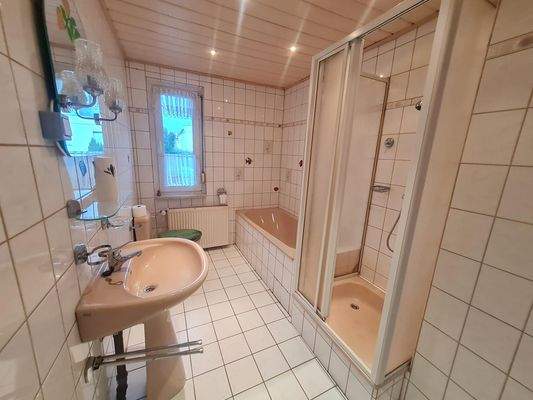 Bad mit Wanne und Dusche