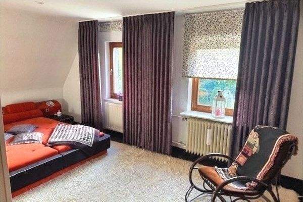 großes Schlafzimmer DG