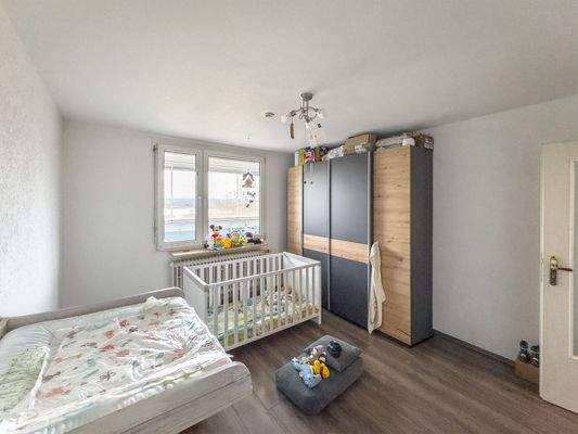 Geräumiges Kinderzimmer mit Westausrichtung