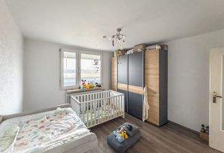 Geräumiges Kinderzimmer mit Westausrichtung