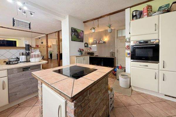 offene Küche mit kleiner Kochinsel