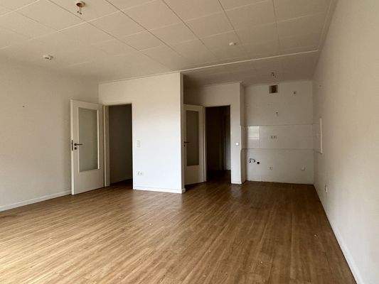 Leerer Wohnraum mit Parkett