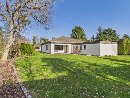 Bungalow mit parkähnlichem Grund