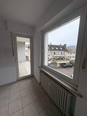 Helle Küche mit Balkon