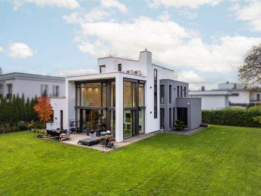 Außenansicht des Hauses mit Terrasse und großzügigem Garten