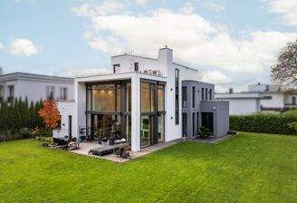 Außenansicht des Hauses mit Terrasse und großzügigem Garten