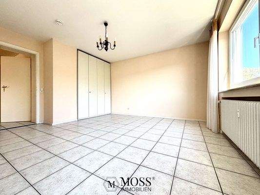 grosses Schlafzimmer mit Wandschrank