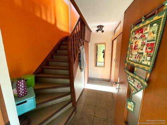 Flurbereich mit Treppe in das Dachgeschoss