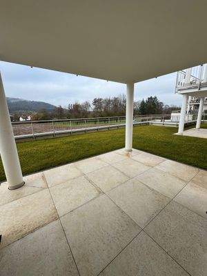 Überdachte Terrasse mit Aussicht