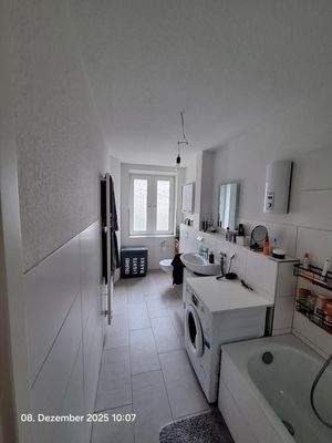 Badezimmer mit WC und Wanne.jpg