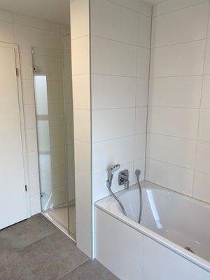 Dusche und Badewanne