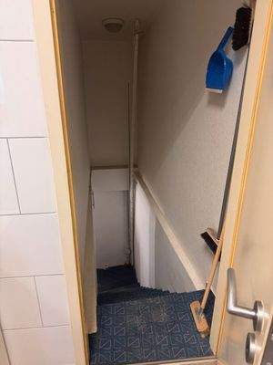 Treppenabgang mit Besen