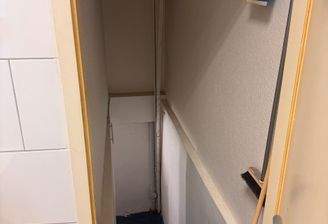 Treppenabgang mit Besen