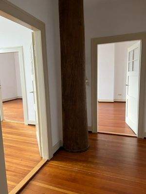 Wohnung mit Holzsäule