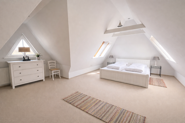 Helles, modernes Dachzimmer
