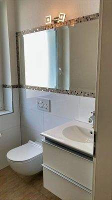 geräumiges separates WC für zusätzlichen Stauraum