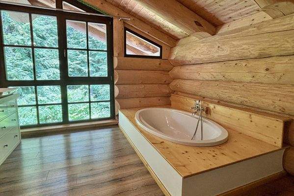 Badezimmer mit Wanne