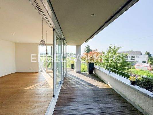 weitläufige Sonnenterrasse