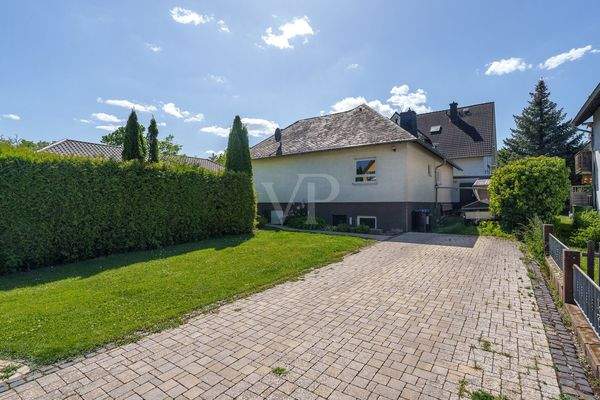 Rückansicht mit zwei Stellplätzen