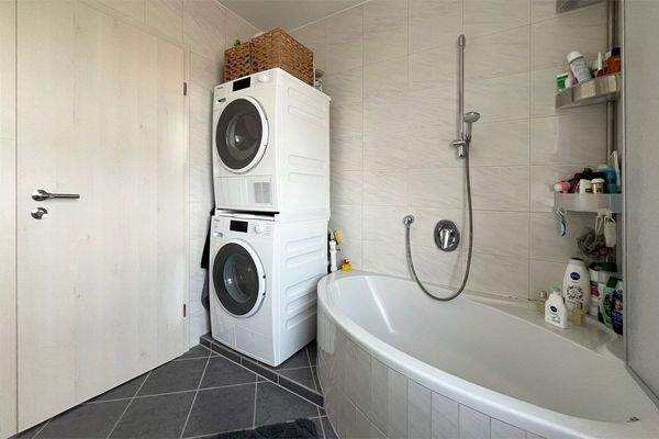 ... mit Wanne und Waschmaschinenanschluss