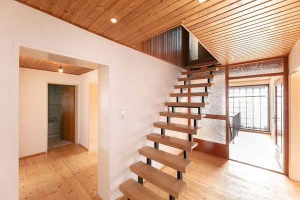 Flur im OG mit Treppe ins nicht ausgebaute DG