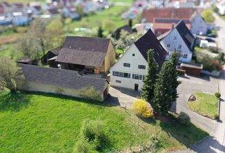Wohnhaus mit Nebengebäuden